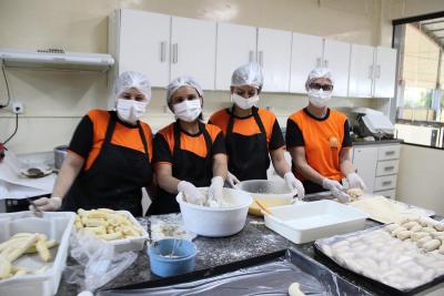 Mais de 500 almoÃ§os foram servidos na 8Âª Feijoada da APAE de Laranjeiras do Sul