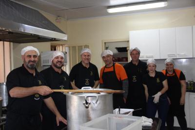 Mais de 500 almoÃ§os foram servidos na 8Âª Feijoada da APAE de Laranjeiras do Sul