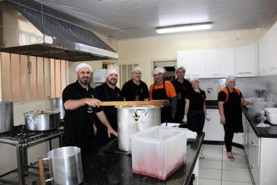 Mais de 500 almoÃ§os foram servidos na 8Âª Feijoada da APAE de Laranjeiras do Sul