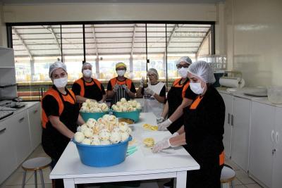 Mais de 500 almoÃ§os foram servidos na 8Âª Feijoada da APAE de Laranjeiras do Sul