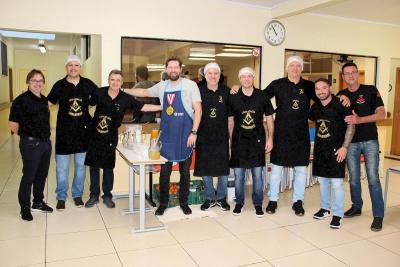 Mais de 500 almoÃ§os foram servidos na 8Âª Feijoada da APAE de Laranjeiras do Sul