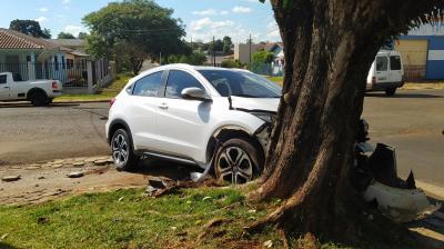 LS: VeÃ­culo capota em via pÃºblica apÃ³s acidente no centro 