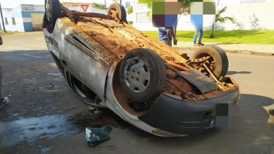 LS: VeÃ­culo capota em via pÃºblica apÃ³s acidente no centro 