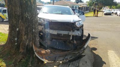 LS: VeÃ­culo capota em via pÃºblica apÃ³s acidente no centro 