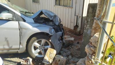 LS: VeÃ­culo desgovernado bate em muro de residÃªncia no centro