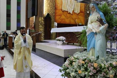 Centenas de FiÃ©is participaram da Abertura das Novenas em louvor a SantÂ´Ana