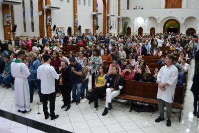 8Âº dia da Novena em louvor a Padroeira SantÂ´Ana reuniu centenas de fiÃ©is e teve benÃ§Ã£o especial para as crianÃ§as