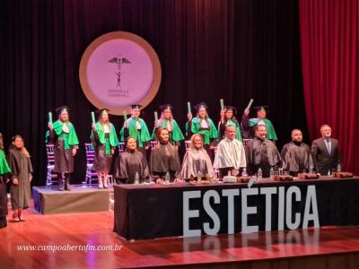 Curso de EstÃ©tica e CosmÃ©tica do Centro Universitario Campo Real celebra formatura com muita emoÃ§Ã£o