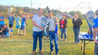 CampeÃµes definidos nos penaltis no Municipal de Futebol Sete em Porto Barreiro