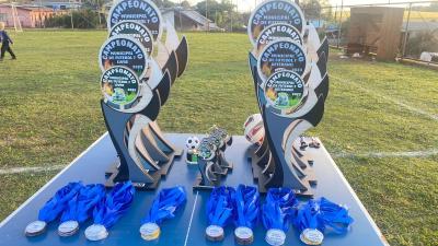 CampeÃµes definidos nos penaltis no Municipal de Futebol Sete em Porto Barreiro