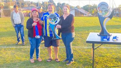 CampeÃµes definidos nos penaltis no Municipal de Futebol Sete em Porto Barreiro