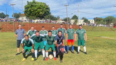 CampeÃµes definidos nos penaltis no Municipal de Futebol Sete em Porto Barreiro