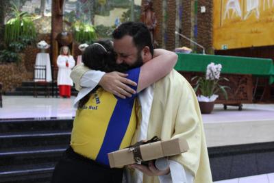 LS: Missa de AÃ§Ã£o de GraÃ§as em louvor aos 10 anos da OrdenaÃ§Ã£o Sacerdotal do Padre SebastiÃ£o Gulart reuniu centenas de fiÃ©is