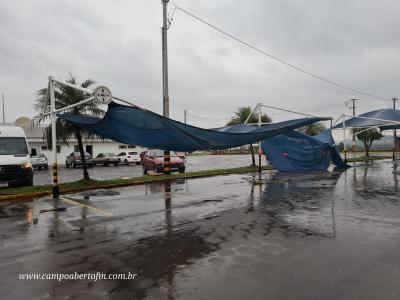 LS: Chuvas e ventos fortes causam estragos na regiÃ£o do Bairro Palmeiras 