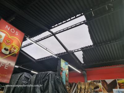 LS: Chuvas e ventos fortes causam estragos na regiÃ£o do Bairro Palmeiras 