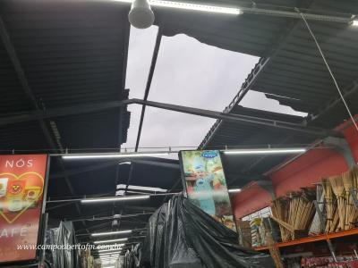 LS: Chuvas e ventos fortes causam estragos na regiÃ£o do Bairro Palmeiras 