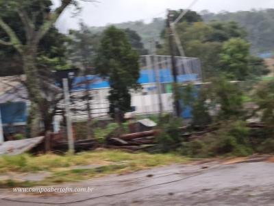 LS: Chuvas e ventos fortes causam estragos na regiÃ£o do Bairro Palmeiras 