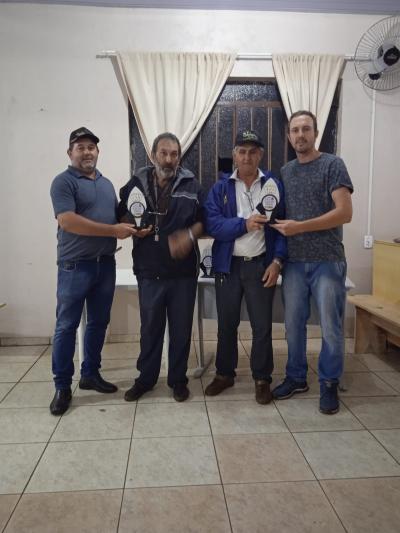 Carlos e Altamir Palpites sÃ£o os campeÃµes do Municipal de Truco em Virmond 