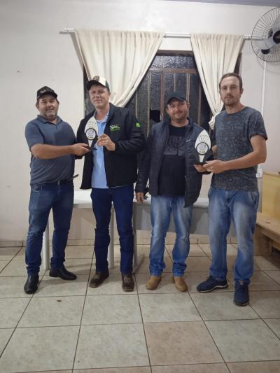 Carlos e Altamir Palpites sÃ£o os campeÃµes do Municipal de Truco em Virmond 
