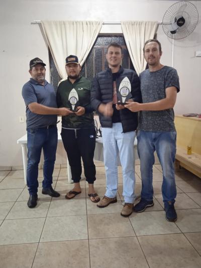 Carlos e Altamir Palpites sÃ£o os campeÃµes do Municipal de Truco em Virmond 