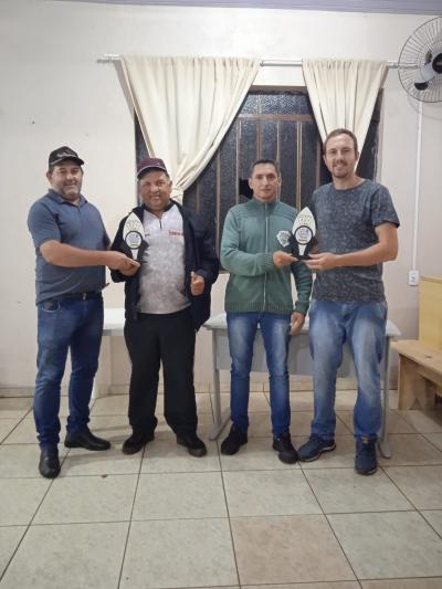 Carlos e Altamir Palpites sÃ£o os campeÃµes do Municipal de Truco em Virmond 
