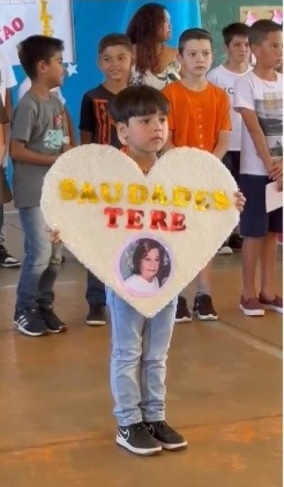 Escola Vereador AntÃ´nio Ribeiro de Oliveira homenageia servidoras em memÃ³ria