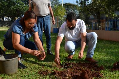 No Dia da Ãrvore Pastoral da Ecologia Integral realizou o plantio de mudas na PraÃ§a da Igreja Matriz SantÂ´Ana