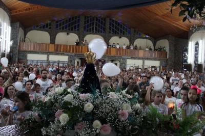 Centenas de FiÃ©is participaram da Acolhida da Imagem Peregrina de Nossa Senhora Aparecida em Laranjeiras do Sul