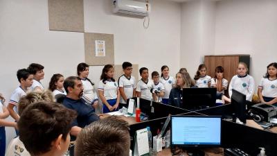 Alunos do 4Âº ano da Escola Municipal LeocÃ¡dio JosÃ© Correia visitaram a Campo Aberto FM