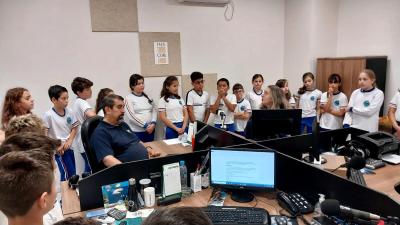Alunos do 4Âº ano da Escola Municipal LeocÃ¡dio JosÃ© Correia visitaram a Campo Aberto FM