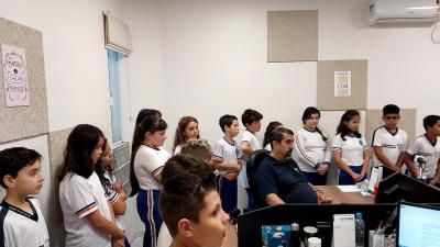 Alunos do 4Âº ano da Escola Municipal LeocÃ¡dio JosÃ© Correia visitaram a Campo Aberto FM