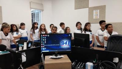 Alunos do 4Âº ano da Escola Municipal LeocÃ¡dio JosÃ© Correia visitaram a Campo Aberto FM