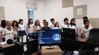 Alunos do 4Âº ano da Escola Municipal LeocÃ¡dio JosÃ© Correia visitaram a Campo Aberto FM