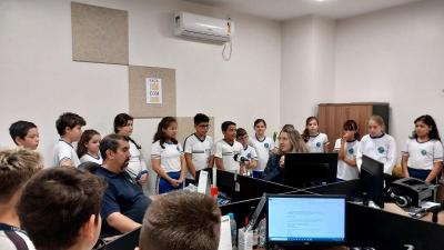 Alunos do 4Âº ano da Escola Municipal LeocÃ¡dio JosÃ© Correia visitaram a Campo Aberto FM