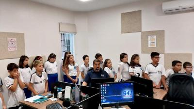 Alunos do 4º ano da Escola Municipal Leocádio José Correia visitaram a Campo Aberto FM