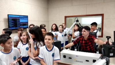 Alunos do 4Âº ano da Escola Municipal LeocÃ¡dio JosÃ© Correia visitaram a Campo Aberto FM