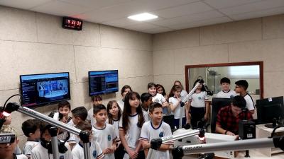 Alunos do 4Âº ano da Escola Municipal LeocÃ¡dio JosÃ© Correia visitaram a Campo Aberto FM