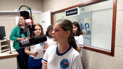 Alunos do 4Âº ano da Escola Municipal LeocÃ¡dio JosÃ© Correia visitaram a Campo Aberto FM