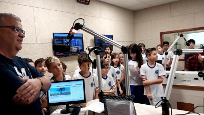 Alunos do 4Âº ano da Escola Municipal LeocÃ¡dio JosÃ© Correia visitaram a Campo Aberto FM