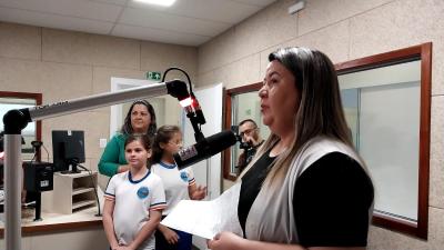 Alunos do 4Âº ano da Escola Municipal LeocÃ¡dio JosÃ© Correia visitaram a Campo Aberto FM