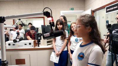Alunos do 4Âº ano da Escola Municipal LeocÃ¡dio JosÃ© Correia visitaram a Campo Aberto FM