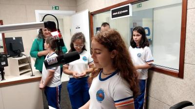 Alunos do 4Âº ano da Escola Municipal LeocÃ¡dio JosÃ© Correia visitaram a Campo Aberto FM