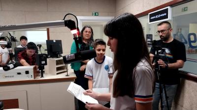 Alunos do 4Âº ano da Escola Municipal LeocÃ¡dio JosÃ© Correia visitaram a Campo Aberto FM