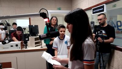 Alunos do 4º ano da Escola Municipal Leocádio José Correia visitaram a Campo Aberto FM