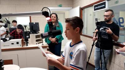 Alunos do 4Âº ano da Escola Municipal LeocÃ¡dio JosÃ© Correia visitaram a Campo Aberto FM