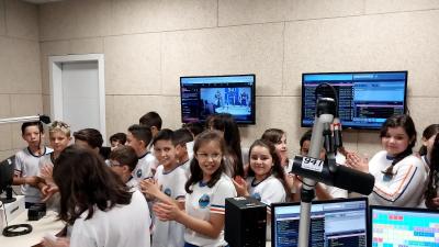 Alunos do 4Âº ano da Escola Municipal LeocÃ¡dio JosÃ© Correia visitaram a Campo Aberto FM
