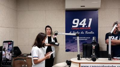 Alunos do 4Âº ano da Escola Municipal LeocÃ¡dio JosÃ© Correia visitaram a Campo Aberto FM