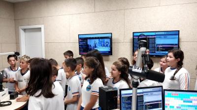 Alunos do 4Âº ano da Escola Municipal LeocÃ¡dio JosÃ© Correia visitaram a Campo Aberto FM