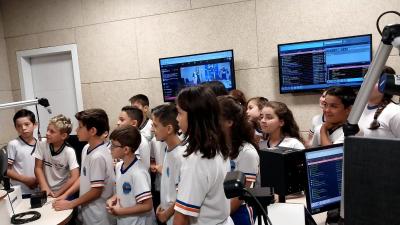 Alunos do 4Âº ano da Escola Municipal LeocÃ¡dio JosÃ© Correia visitaram a Campo Aberto FM