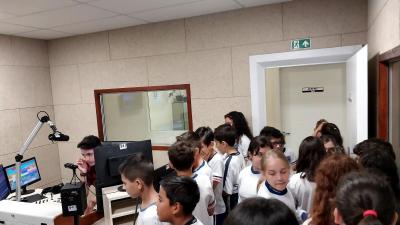 Alunos do 4Âº ano da Escola Municipal LeocÃ¡dio JosÃ© Correia visitaram a Campo Aberto FM